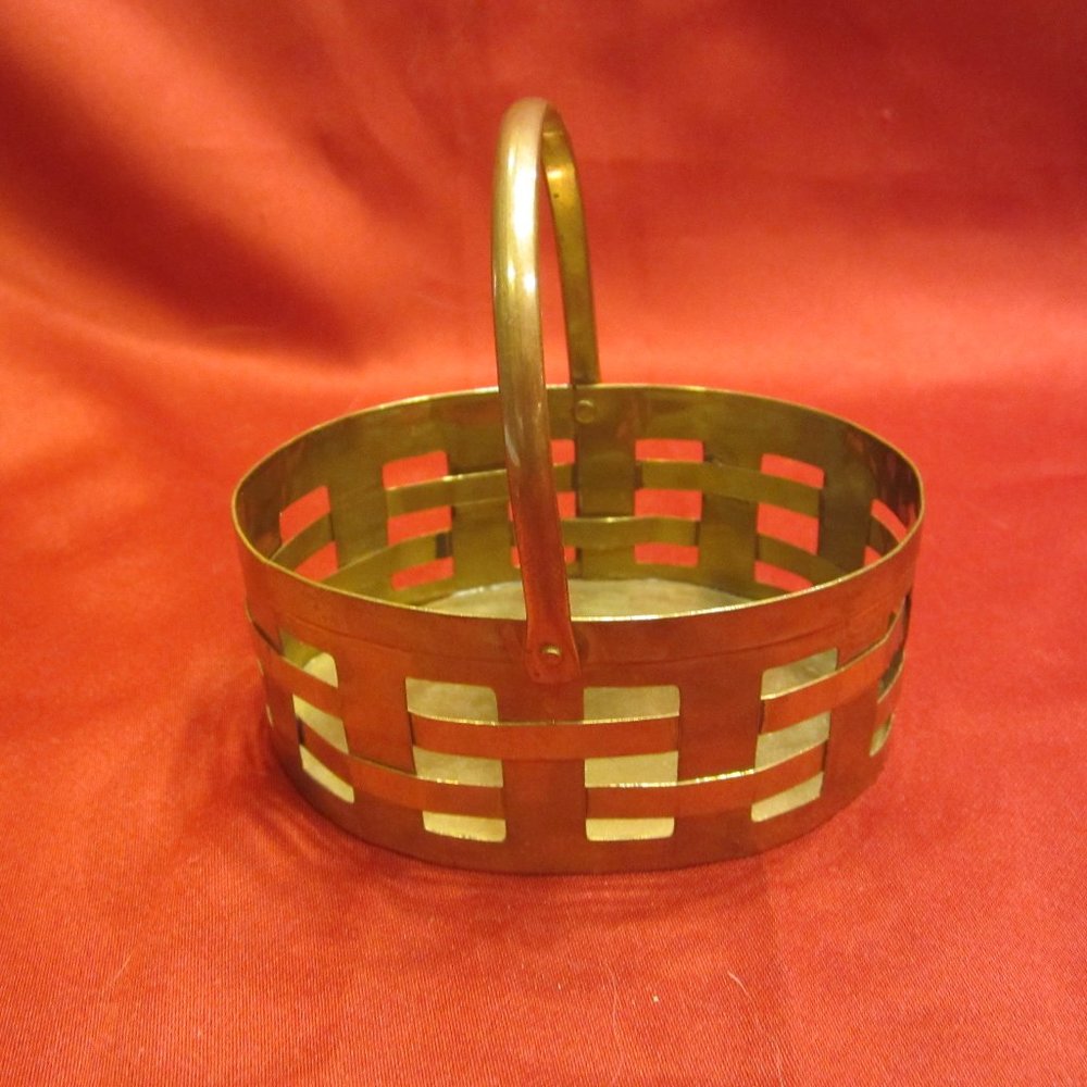 VTG 80'S OVAL WOVEN BRASS BASKET, W/MOVEABLE HANDLE